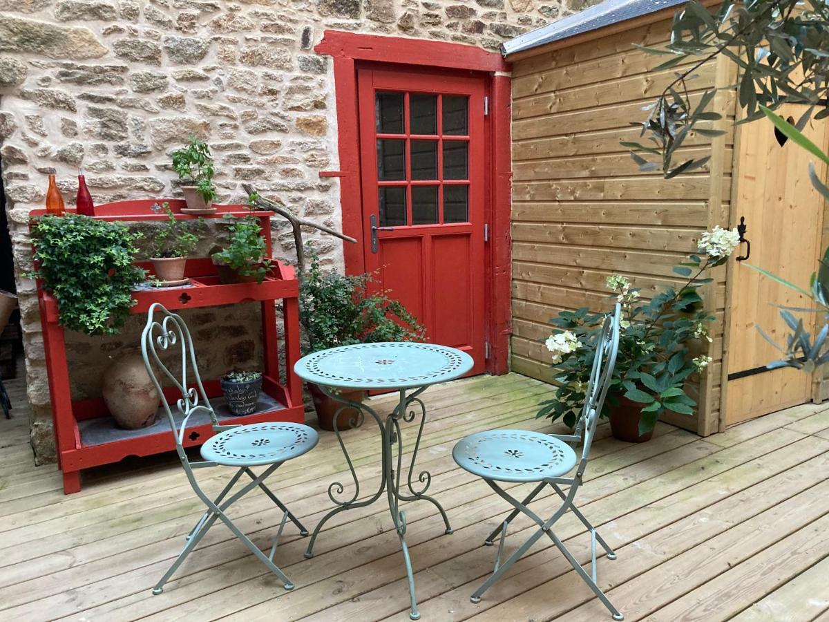 La Cour Secrete Apartment Dinan Bagian luar foto