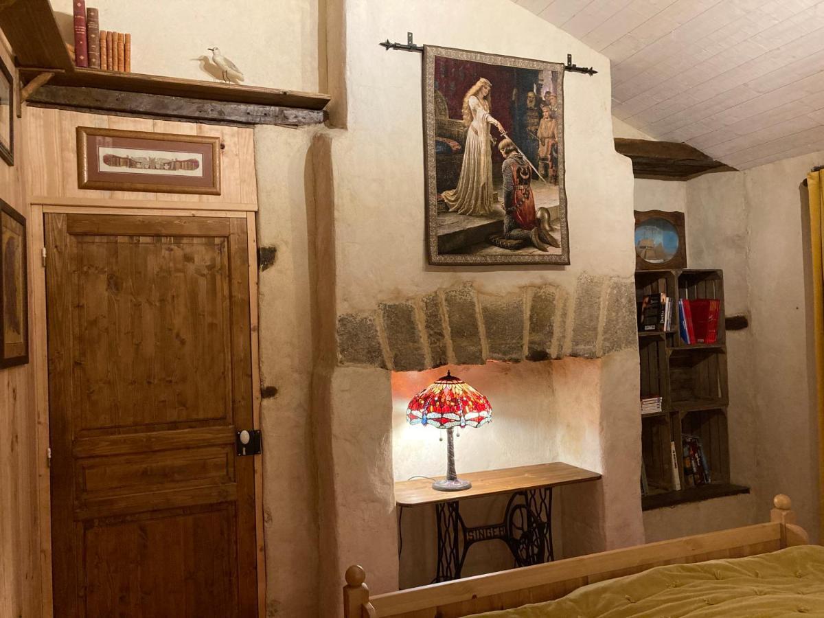 La Cour Secrete Apartment Dinan Bagian luar foto