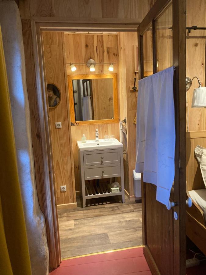 La Cour Secrete Apartment Dinan Bagian luar foto